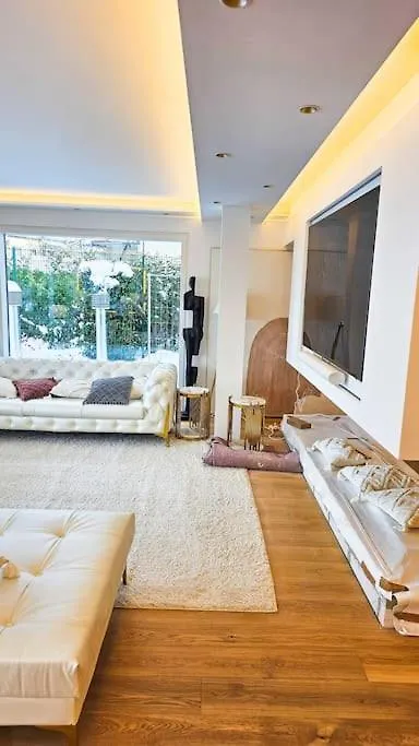 Апартаменты Luxurious Large Home With Pool, Garden, Koi Pond Мюнхен Германия