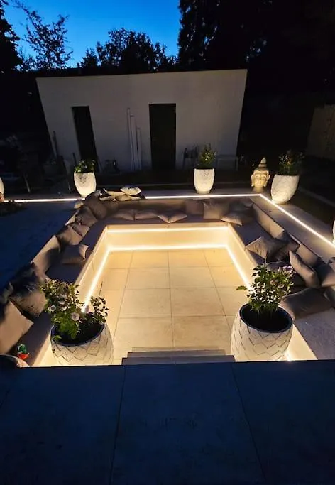 Luxurious Large Home With Pool, Garden, Koi Pond Мюнхен 0*,
