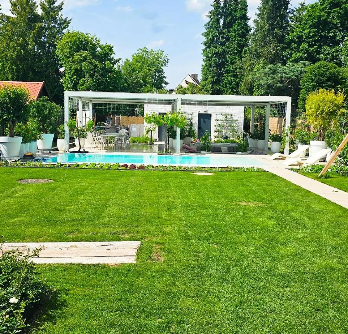 Luxurious Large Home With Pool, Garden, Koi Pond Мюнхен