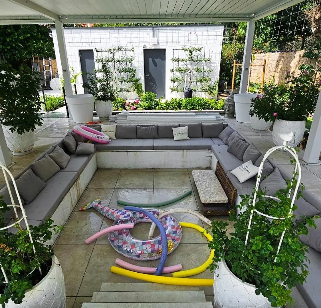 Апартаменты Luxurious Large Home With Pool, Garden, Koi Pond Мюнхен Германия